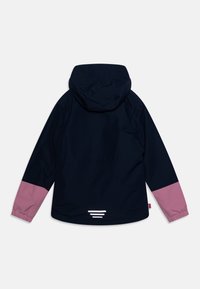 Marineblaue Windjacke mit rosa Ärmeln, Kapuze und reflektierenden Streifen im Rücken. Glatte Textur, leichtes Design.