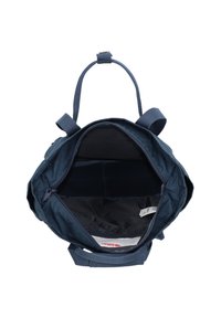 Borsa da viaggio navy con zip superiore, manici in tessuto e un ampio interno dotato di tasca laterale e fodera liscia.