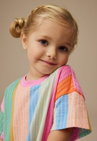 T-shirt met korte mouwen met meerkleurige strepen in roze, groen, oranje en blauw, met een geribbelde textuur en een ronde halsontwerp.