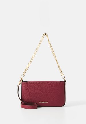 Bordeaux leren crossbody tas met een gestructureerde afwerking, gouden kettingriem en leren accent. Functies Michael Kors branding aan de voorkant.