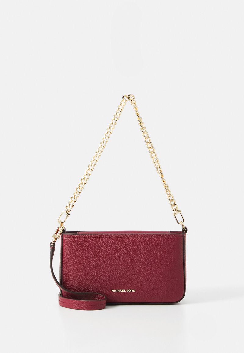 Borsa a tracolla in pelle bordeaux con finitura texturizzata, tracolla in catena dorata e un dettaglio in pelle. Presenta il marchio Michael Kors sul davanti.