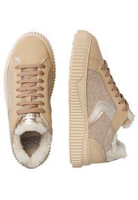 Beige hoge sneakers met gestructureerde tan stof, zachte voering en ribbelige rubberen zool. Voorzien van metalen accent en klassieke vetersluiting.