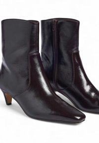 Burgundske usnjene gležnjarje s koničastim nosom, stranskim zadrgo in ožjim peto, s gladko, sijočo površino.