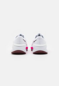 Nike Performance VERSAIR - Treeningjalatsid - white/dark team red/fierce pink/metallic silver/photon dust