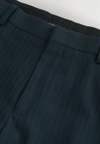 Dunkelblaue Nadelstreifenhose mit einer glatten Stofftextur und einem für den Komfort gestalteten Bund. Enthält unauffällige Seitentaschen.