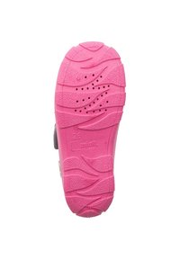 Różowa gumowa podeszwa buta z teksturowanym wzorem antypoślizgowym, z wyraźnymi falistymi wzorami i otworami wentylacyjnymi. Oznaczona liczbą "26" oraz logo marki.