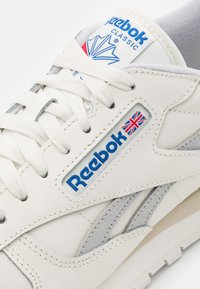 Reebok Classic CLASSIC LEATHER UNISEX - Joggesko - chalk/light solid grey/alabaster