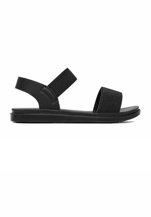 Schwarze flache Sandale mit zwei breiten elastischen Riemen, einem über den Zehen und einem um den Knöchel, mit einer strukturierten Sohle und Fersenstütze.