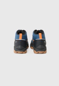 Bottes de randonnée montantes bleues avec des accents noirs, un tirant orange, des semelles en caoutchouc texturées et des cols rembourrés pour le soutien et le confort.