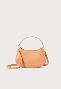 Borsa a tracolla in pelle color tan con una forma geometrica unica, dotata di un manico corto, di una tracolla regolabile e di dettagli in metallo dorato. Logo del marchio esposto.