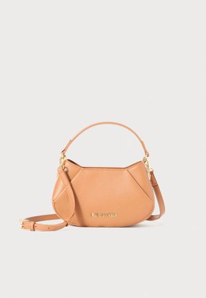 Tanana kožna torba jedinstvenog geometrijskog oblika, s kratkom drškom, podesivim remenom i zlatnim detaljima. Prikazani logo branda.