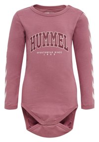 Langærmet baby bodystocking i blødt rosafarvet stof med hvid "HUMMEL" grafik og striber på ærmerne; trykknaplukning forneden.