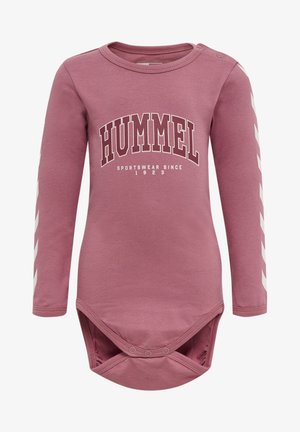 Langærmet baby bodystocking i blødt rosafarvet stof med hvid "HUMMEL" grafik og striber på ærmerne; trykknaplukning forneden.