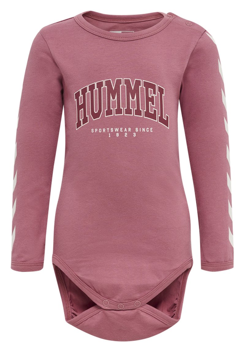 Langærmet baby bodystocking i blødt rosafarvet stof med hvid "HUMMEL" grafik og striber på ærmerne; trykknaplukning forneden.
