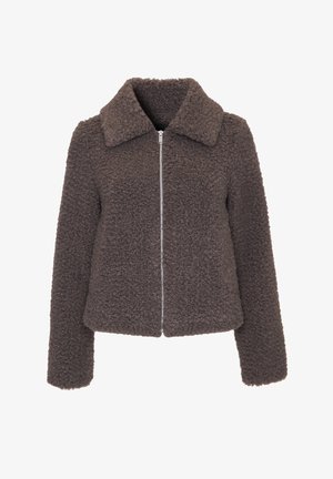 Veste marron et duveteuse avec un col, fermeture éclair à l'avant sur toute la longueur et manches longues. Fabriquée en tissu doux et texturé.