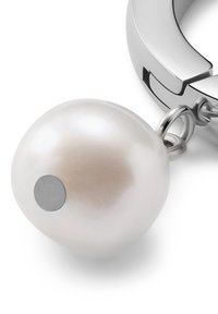 Sølvringøredobber med en rund, glatt hvit perle og en liten grå aksent sirkel. Perlen har en glansfull, reflekterende overflate.