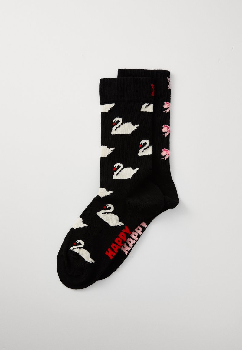 Chaussettes noires avec un motif de cygne blanc répété et des accents rouges. Elles présentent une bordure noire unie et le texte "HAPPY" en rose sur la semelle.
