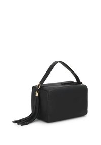 Μαύρη δερμάτινη τσάντα χειρός με ορθογώνιο σχήμα, διαθέτει χειρολαβή στην κορυφή και χρυσά μεταλλικά στοιχεία. Περιλαμβάνει διακοσμητικό φούντα στο πλάι.