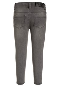 Jeans de denim gris con un diseño ajustado, que cuentan con dos bolsillos traseros y una cinturilla texturizada. La vista trasera muestra detalles de costura y puntadas.