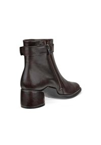 Stivaletto in pelle marrone con zip laterale, punta arrotondata e tacco spesso. Presenta una fascia in pelle attaccata alla caviglia per un tocco di stile in più.