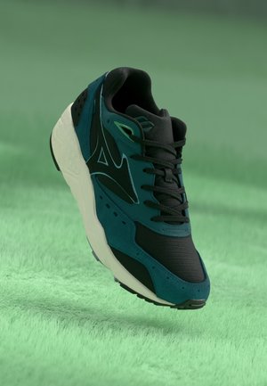 Tirkizne i crne tenisice s materijalima od antilopa i mrežice, s bijelom potplatom i zelenim akcentom. Zaobljenog oblika s dizajnom na vezivanje.