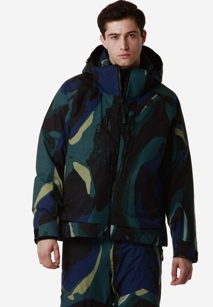 Giacca esterna con motivo camouflage nei colori nero, verde e blu, dotata di colletto alto, chiusura frontale con zip e cappuccio regolabile. Materiale leggero.