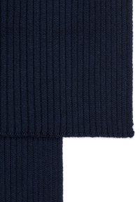 Ciemnogranatowy dzianinowy szalik o prążkowanej strukturze, z bezszwowym brzegiem i grubą, miękką konstrukcją zapewniającą ciepło i komfort.