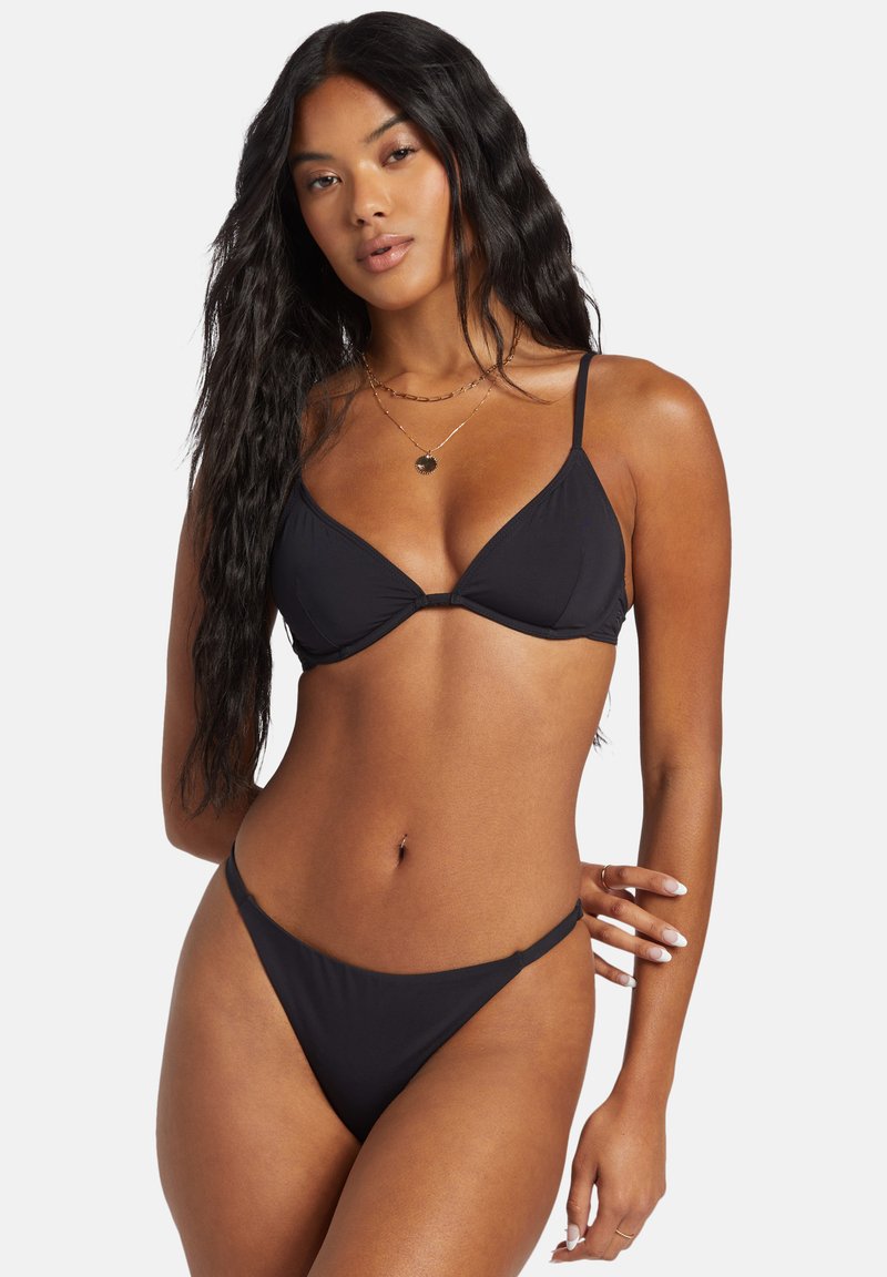 Černý bikini set s tenkým trojúhelníkovým topem s nastavitelnými ramínky a spodním dílem s nízkým pasem. Hladká textura, minimalistický design, žádné vzory.