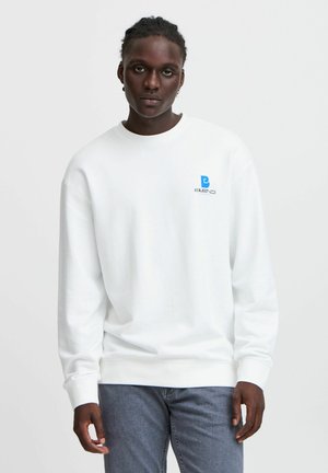 Hvid sweatshirt med rund halsudskæring og lange ærmer. Har et blåt logo på brystet. Fremstillet af blødt stof, lidt løs pasform.