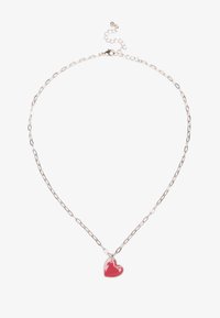 Collar de cadena de plata con un brillante colgante en forma de corazón rojo. La cadena está compuesta por eslabones alargados y cuenta con un cierre ajustable para el tamaño.