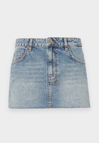 Lys blå denim miniskjørt med en tettsittende midje, frontknapplukking og to sidelommer. Har rå kanter og kontrasterende sømdetaljer.