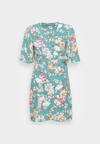 Vestido cruzado floral en tela color azul verdoso con mangas cortas. Presenta un escote en V y flores vibrantes en tonos rosa, naranja y blanco por todo el vestido.