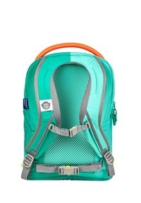 Zaino per bambini turchese con schienale imbottito in rete, spallacci grigi regolabili, manico arancione e tasca laterale con cerniera.