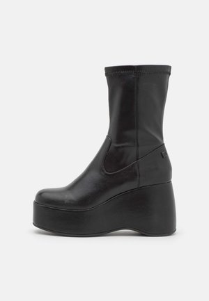 High heeled boots - black