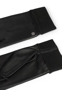 Guanti in pelle nera con polsini neri a coste, caratterizzati da un design elegante e una fascia accentuata testurizzata sul palmo.