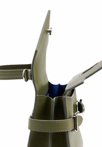 Borsa a mano in pelle verde con una finitura texturizzata, apertura superiore, tracolla regolabile, dettagli metallici argentati e fodera interna blu.