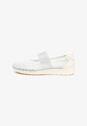 Zapatillas deportivas blancas con una parte superior de malla transpirable, banda elástica plateada y suela flexible. Presenta un diseño texturizado y ligero.