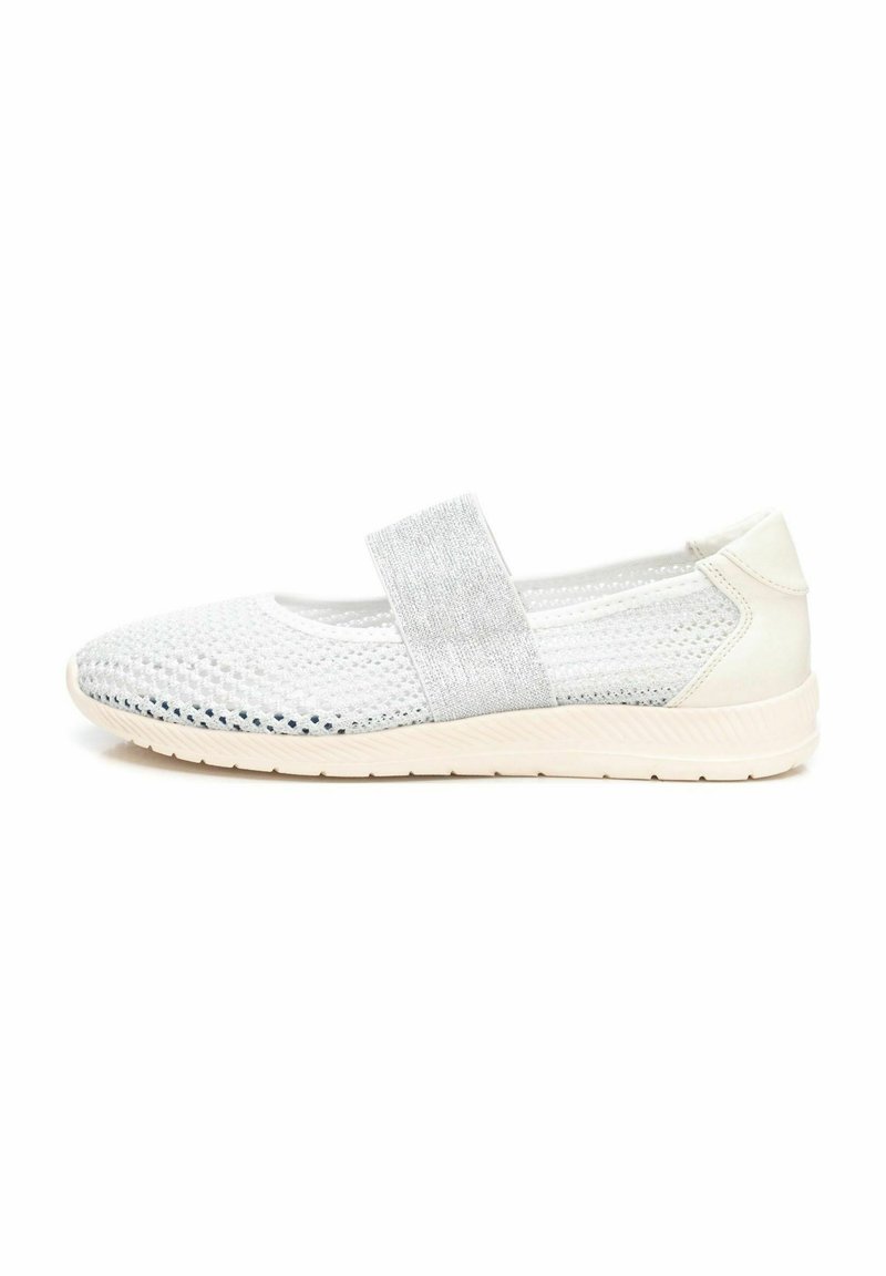 Zapatillas deportivas blancas con una parte superior de malla transpirable, banda elástica plateada y suela flexible. Presenta un diseño texturizado y ligero.