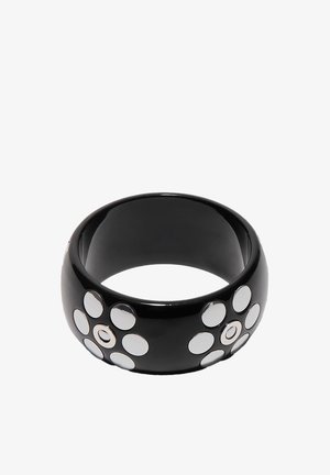 Czarna szeroka bransoleta w formie obręczy z dwoma wzorami kwiatowymi, z których każdy składa się z siedmiu okrągłych srebrnych ćwieków.