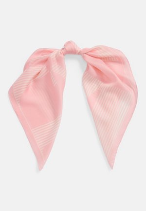 Foulard carré rose doux avec de subtiles rayures blanches en diagonale, noué en un nœud lâche, présenté sur un fond blanc.