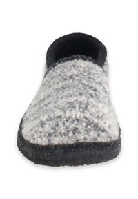 Grijze en zwarte vilten slipper met een ronde neus, textuur bovenkant en een gevoerde zwarte rand rondom de opening voor comfort.