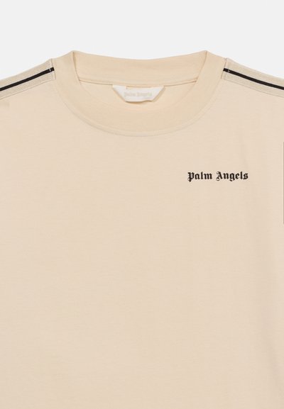 Μπεζ μπλουζάκι με στρογγυλή λαιμόκοψη και μαύρο κείμενο "Palm Angels" στο αριστερό στήθος, με μαύρες ρίγες στους ώμους.