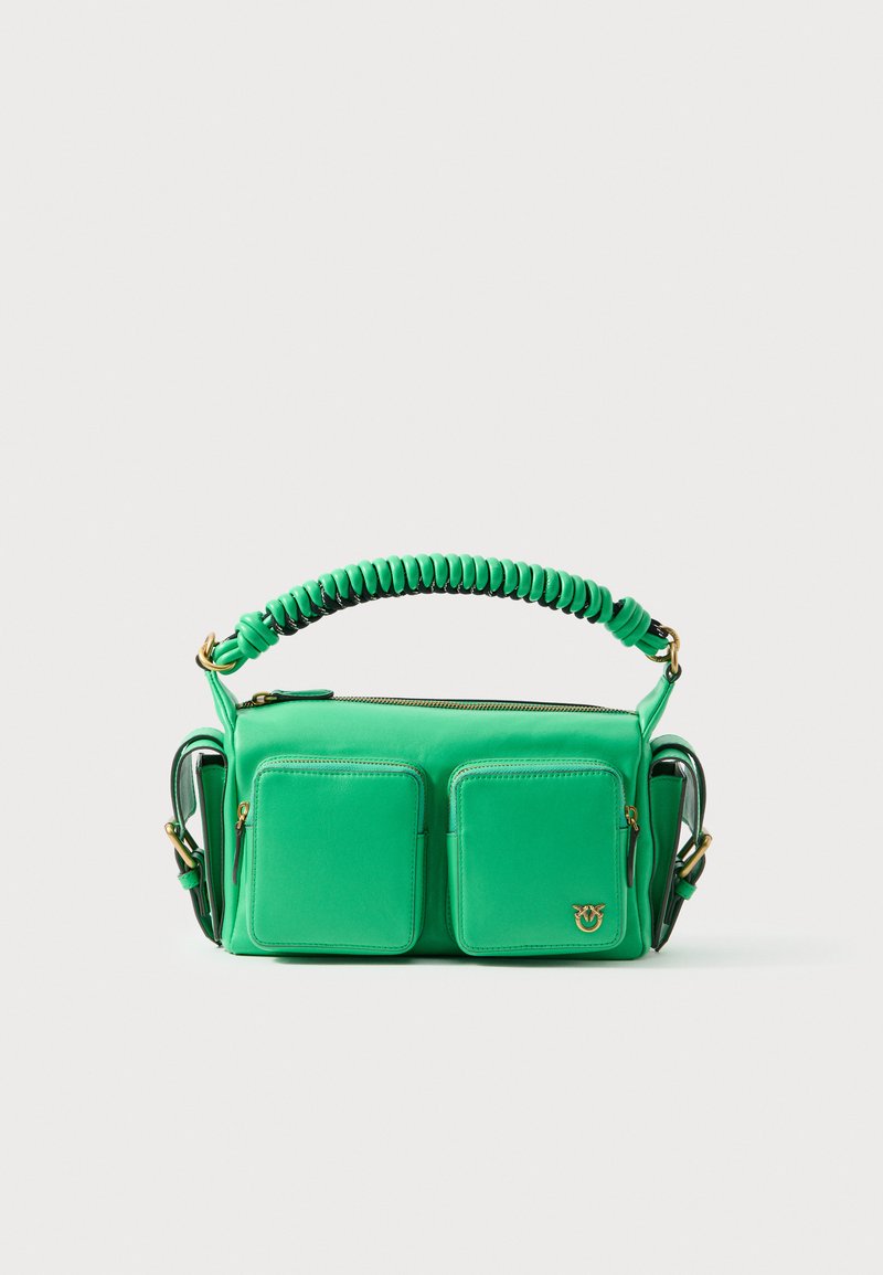 Borsa a tracolla in pelle verde con manico avvolto, due tasche frontali e accenti in metallo dorato. Texture liscia con una forma strutturata.