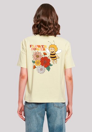 Helles gelbes T-Shirt mit einem Cartoon-Bee und einem bunten Blumenmuster sowie dem Text "FLOWER POWER" auf dem Rücken. Kurze Ärmel und entspannte Passform.