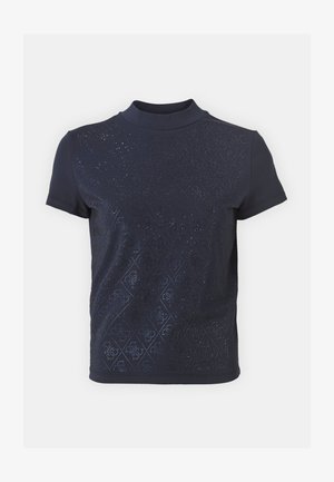 Navyblauwe t-shirt met korte mouwen en hoge hals, voorzien van een gestructureerd ruitpatroon met subtiele reflecterende accenten. Vlotte katoenen stof.