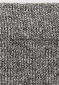 Graue Strickwolle mit einer strukturierten, leicht flauschigen Oberfläche, die ein enges Maschenmuster und ein weiches, warmes Erscheinungsbild aufweist.
