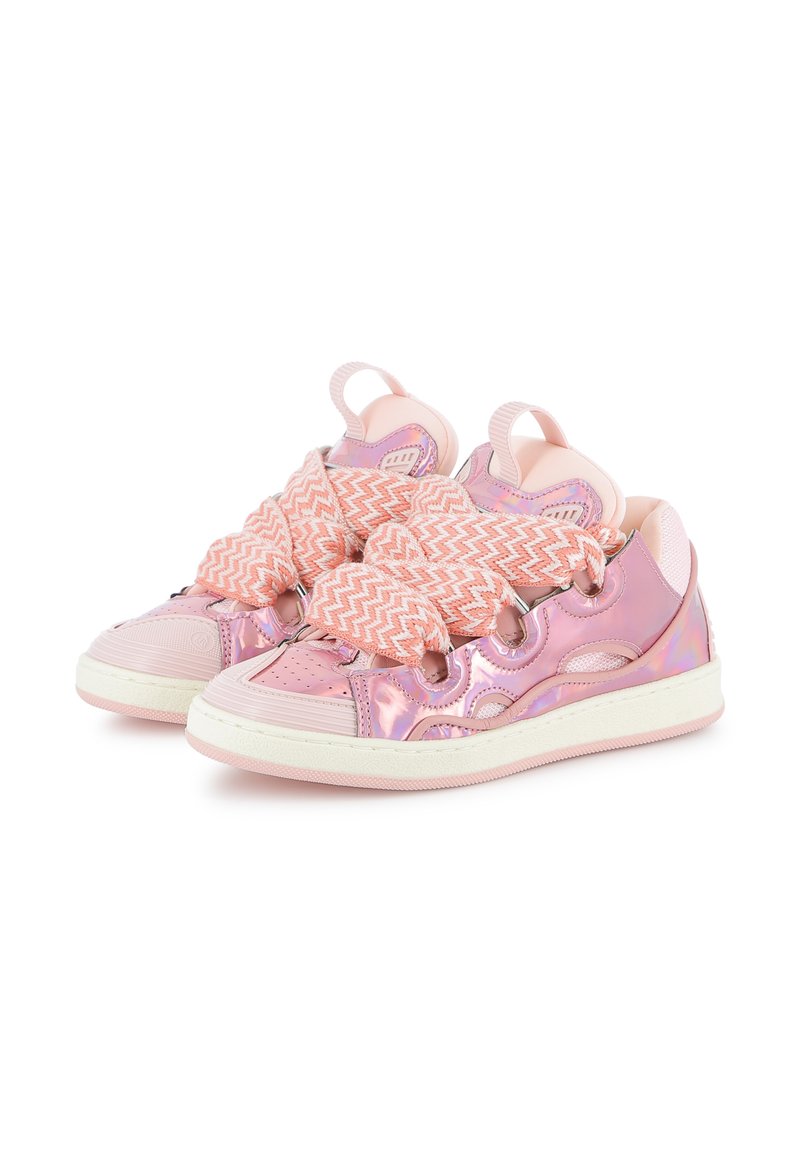 Rozā sporta apavi ar spīdīgu, varavīksnes materiālu un teksturētām akcentiem. Iekļauj plašas, austas šņores un gumijas zoli.