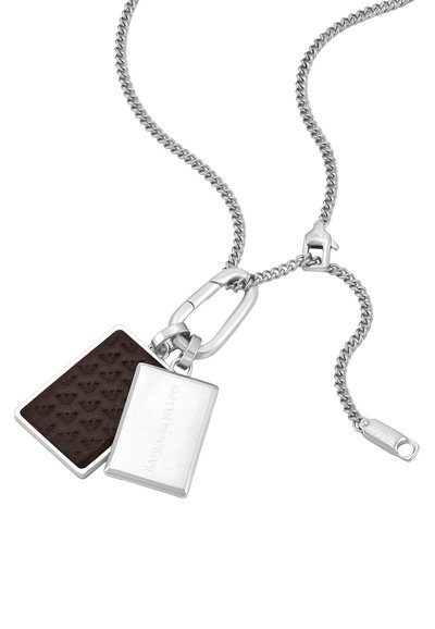 Collier en chaîne argentée avec deux pendentifs rectangulaires, l'un marron avec des logos en relief, l'autre en argent uni gravé "Emporio Armani."