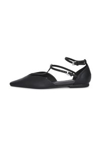 Zapato plano negro de punta afilada con dos tiras delgadas en el tobillo y cierres de hebilla plateados, mostrado sobre un fondo blanco.