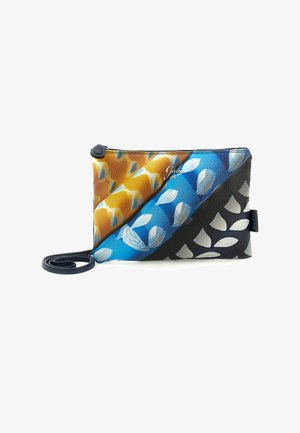 Piccola pochette rettangolare da polso in pelle con strisce diagonali gialle, blu e nere, decorata con motivi a foglia bianchi.